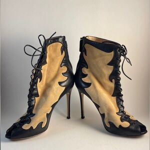 Gianvito Rossi Lace Up Peep Toe Ankle Bootie Tan Suede Black Leather 37.5